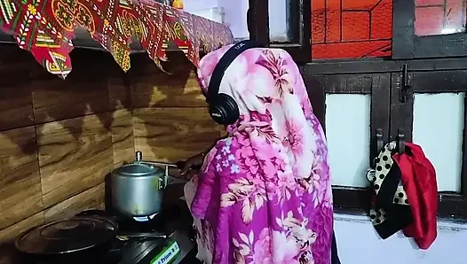 Aku menyetubuhi mausi desi Indiaku saat tidak ada orang di rumah