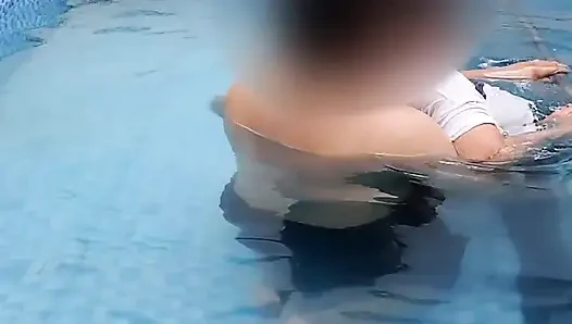 Der Riskante Spaß Eines Heißen Paares Im Schwimmbad.