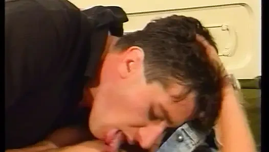 Посмотри, как эта тинка из Германии скачет на члене в любительском видео