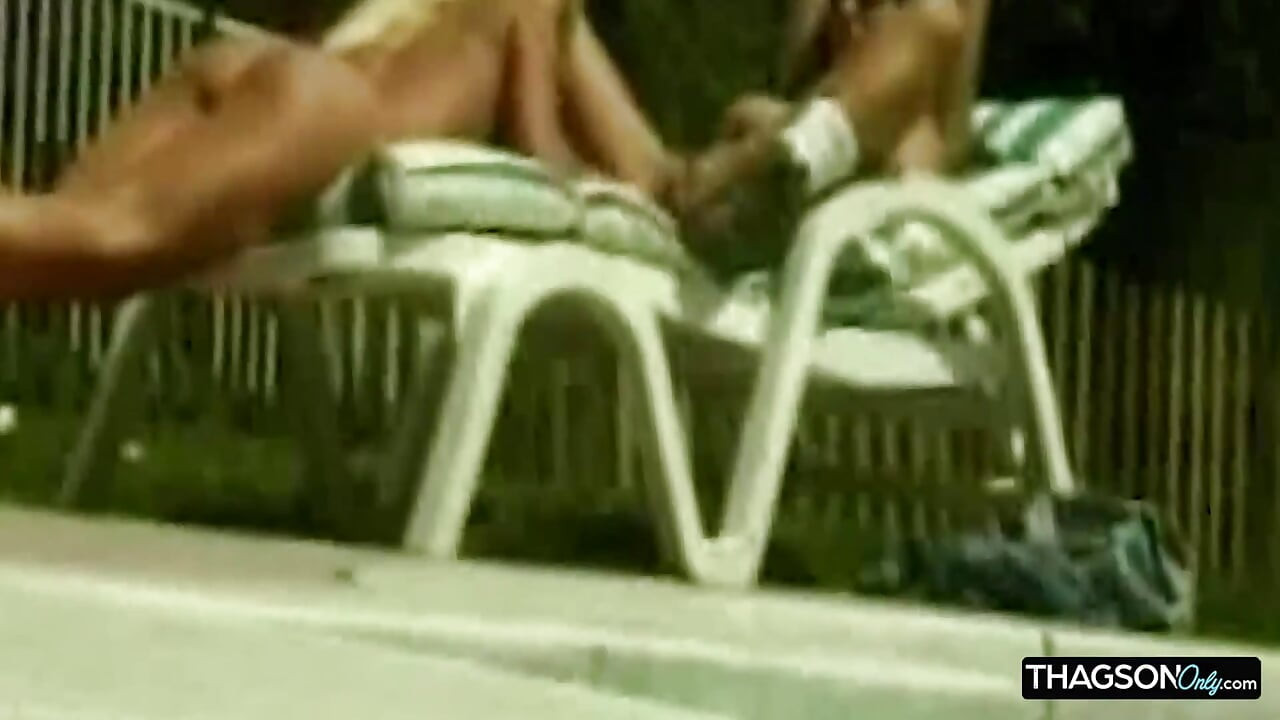 Moden blond babe strakt bredt i udendørs anal handling