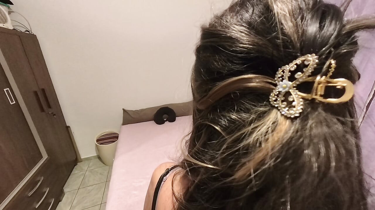 Je baise ma belle-mère en levrette dans sa chambre. POV