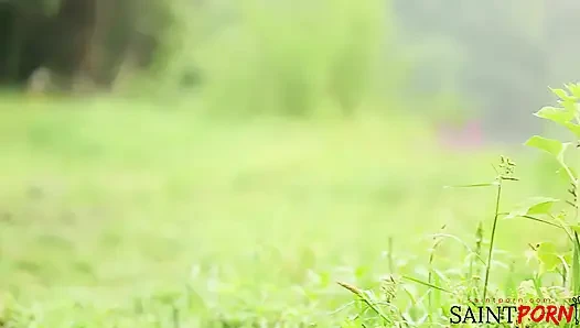 Erkek ve kadın en yakın arkadaşlar nehir kenarında birbirlerinin vücutlarında konfor buluyor