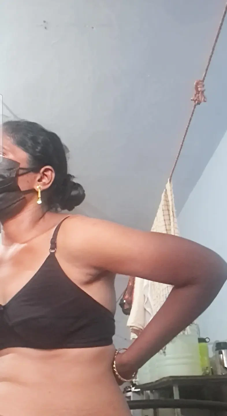 Tamil aunty fingering and urine passing