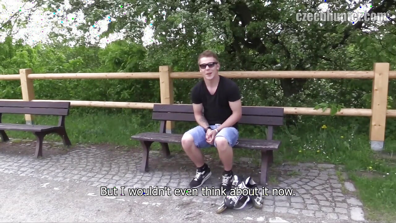 Czech Hunter - si kembar lagi asik bersantai di taman dan ngidam seks anal