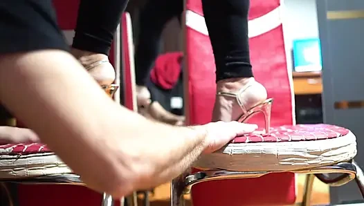 Ellerinde topuklu ayakkabılarla ayaklar altına alıyor