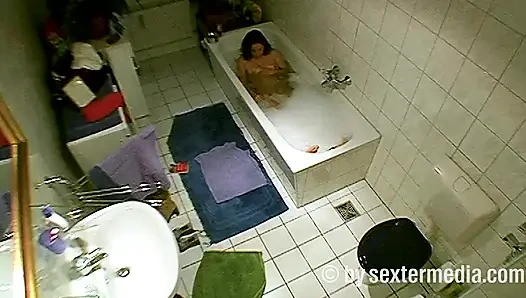 MILF Banyoda Kişisel Hijyen Yapıyor