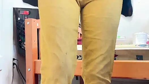 Hana çişini yapıyor çünkü bunu kaldıramıyor