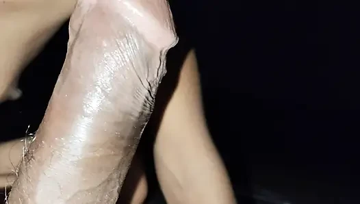 Ibu tiriku nyepong kontol besarku di mulut