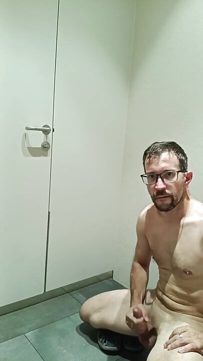 Rychlovka Na Veřejných Wc Na Nádraží: Tajné Sólo Ve Feldkirchu
