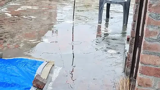 Açık ve banyoda dölle dolu yağmurda mastürbasyon
