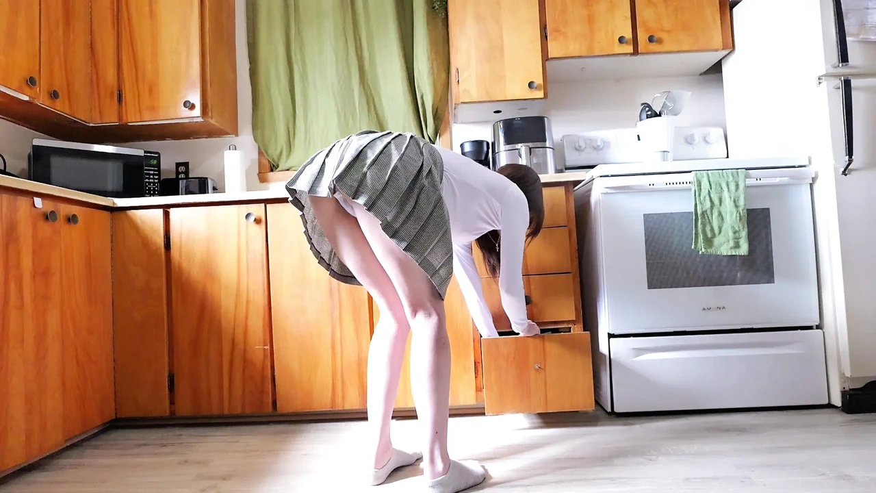 Stepdaughter gets STUCK, Stepdad helps (WARNING - Massive SQUIRTS)