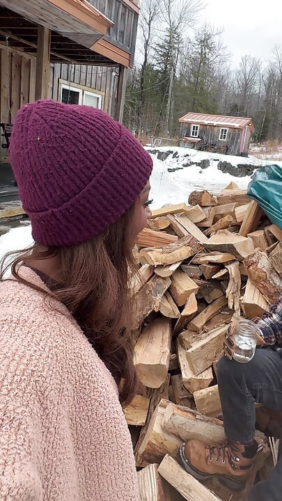 Un transporteur séduit par une trans bien monté pour une baise sans capote dans les bois - Vanniall, pipe interraciale en POV, sodomie