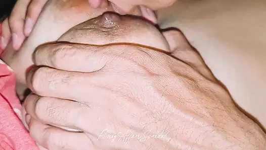 Lidah abang tiri yang haus seks ini melahap memek becek adik tirinya sendiri