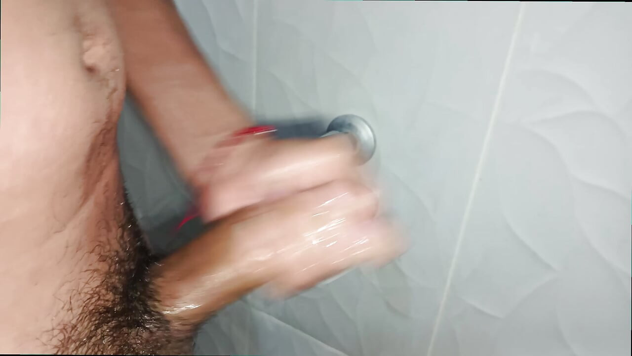 สาวละตินปัสสาวะและช่วยตัวเองควยใหญ่ของเขาจนเขาน้ําแตก