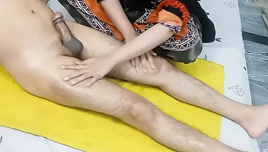 Hintli koca güzel evli kadın büyük yarak masajı ve karısının eline krem boşalması