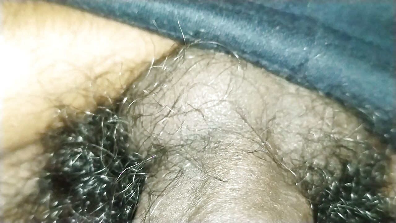 otwarcie pokazuje penisa