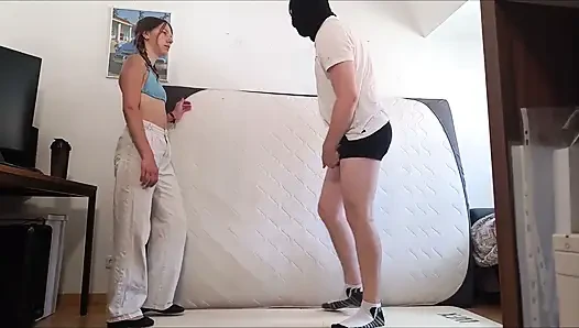Harte tritte von ihr in die bälle