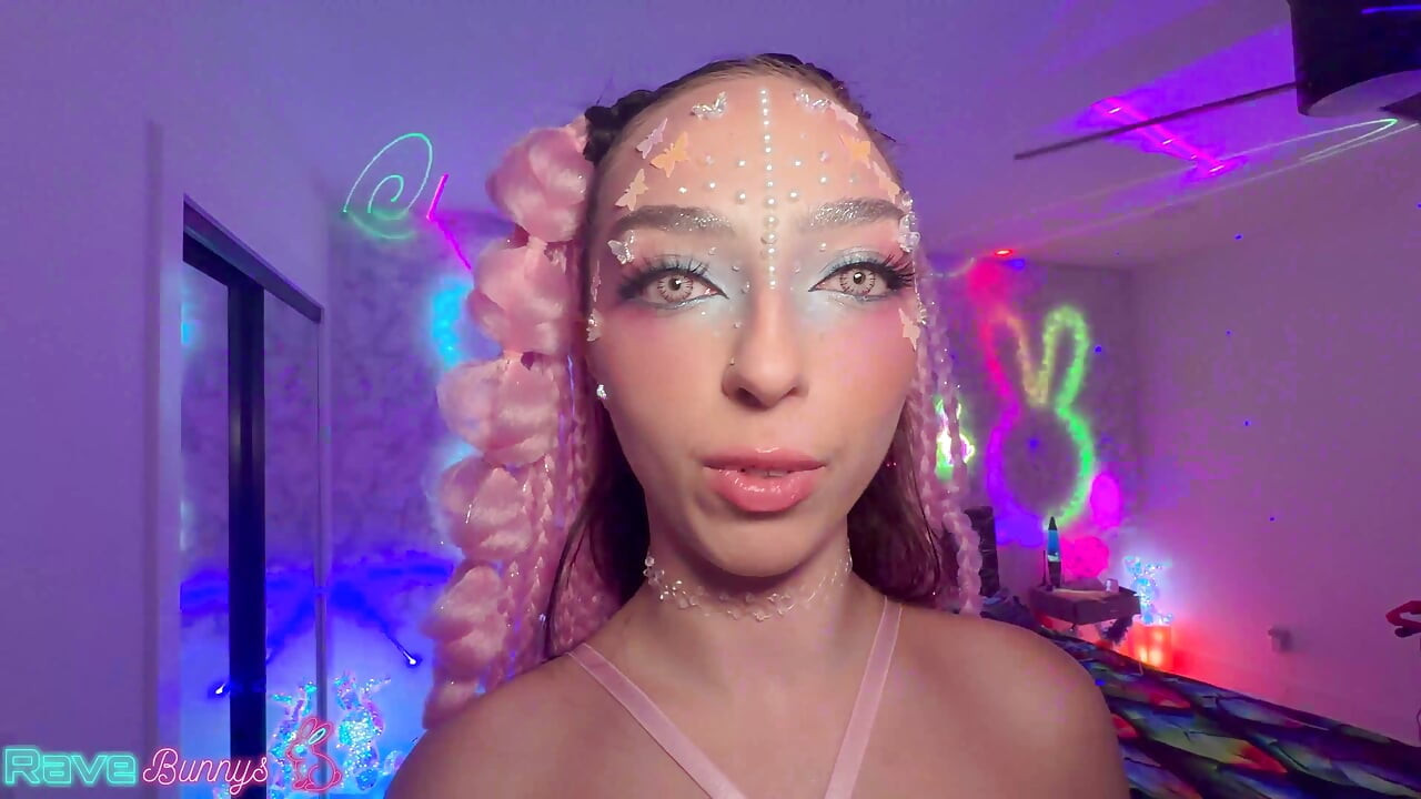 Ο Brian αντλεί τη Scarlett γεμάτη χύσια ενώ τα Glowsticks ανάβουν τις κάλτσες της!