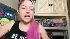 WWE - Alexa Bliss si toglie la maglietta