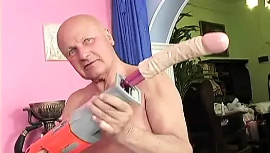 Renkli saçlı ateşli kız sapık üçlü sekste sikişme makinesinin tadını çıkarıyor