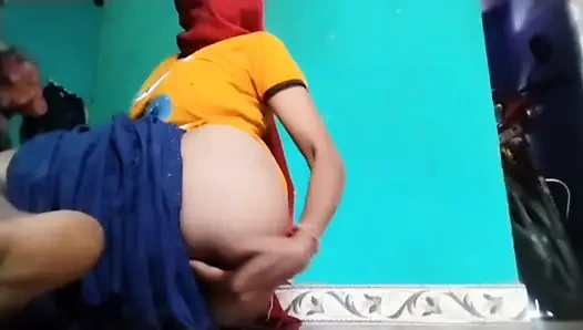 Gadis cantik India melakukan fingering di rumah