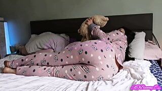 Ontspannen in pyjama's en scheten laten (volledige video van 5 minuten op mijn enige fans)