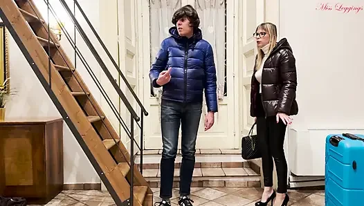Verlegene stiefmutter muss eine nacht ein Hotelbett mit ihrem frechen stiefvater teilen