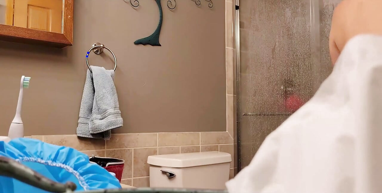 Gefangen! Stiefbruder setzt kamera im badezimmer und erwischt stiefschwester beim masturbieren