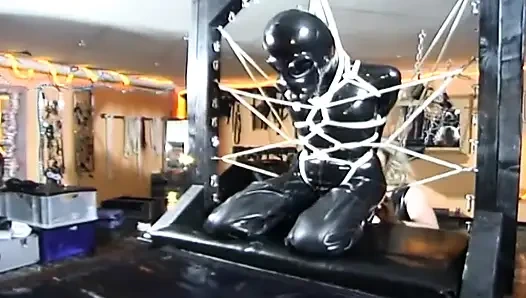 Bdsm dengan gadis bertopeng dengan lateks
