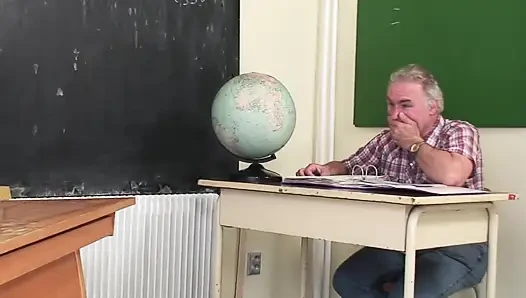 шлепают, когда он делает что-то не так
