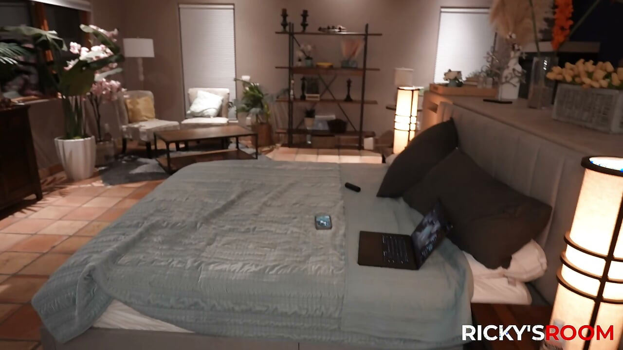 RICKYSROOM - Chanel Heartin mehukas pillu kastelee Rickyn paksun mustan kyrvän