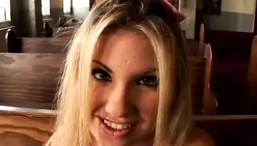 Seks anal sama cewek jalang hot rambut pirang