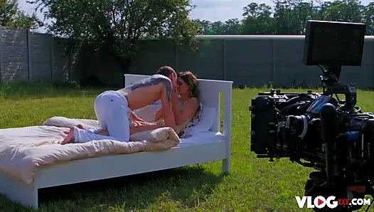 Интимная сессия с Ada Lapiedra под солнцем