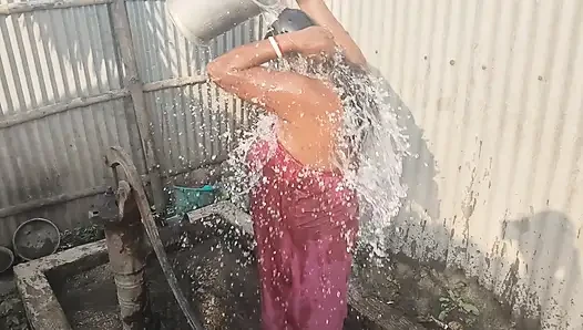 Desi Indian bhabhi nahate hue sexy lagti Hai