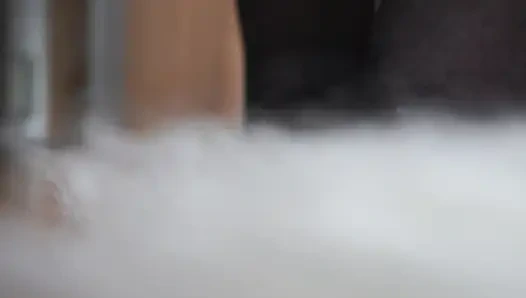 Riesin spielt Versteck mit geschrumpften kollegen