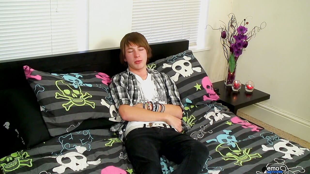 Devon Likes Some Hole Play While He Jerks It