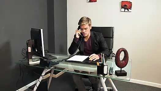 Sekretaris toket kecil dientot di kantor