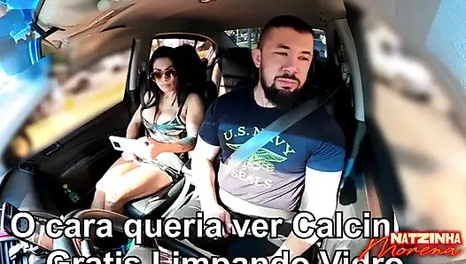 Минет в пробках: Брюнетка показывает грудь и сосёт всё в машине