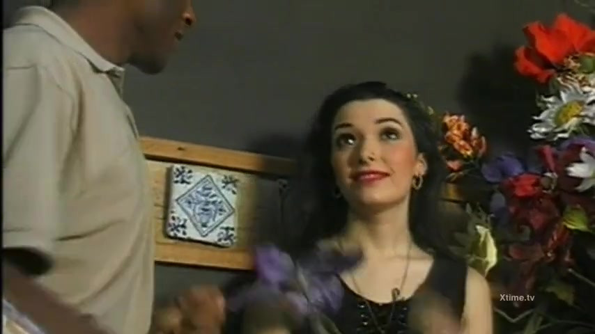 お尻の中のチンポが突然渇望している女の子