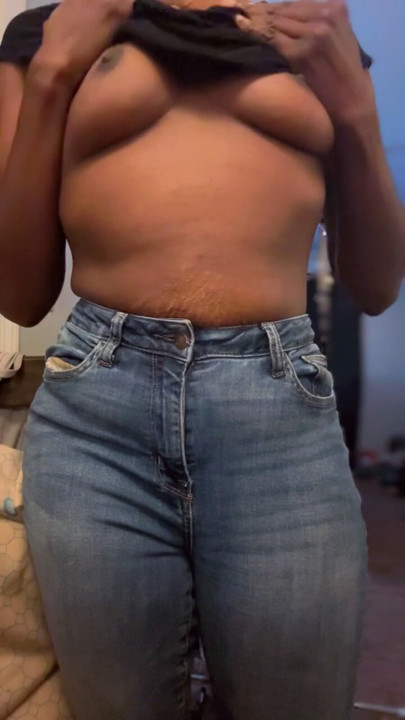 Harde tepels ... besloot geen beha te dragen naar het werk, zodat ik de hele dag op ze kon voelen