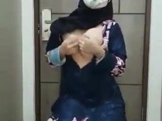 Malásia boneca brinca com sua linda buceta