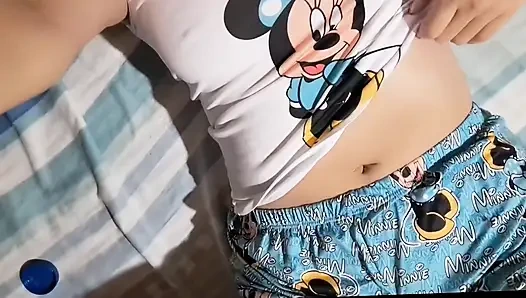 Baldızım bana büyük göğüslerini gösteriyor