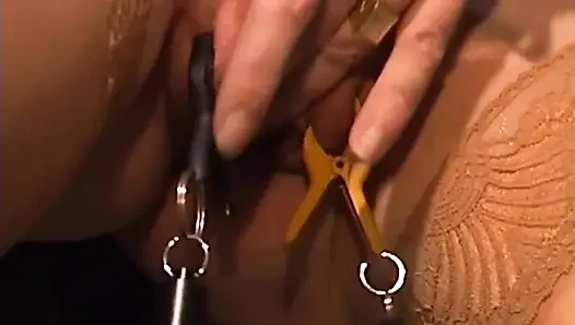 Reife brünette MILF mit gewichtten nippelklemmen gefesselt