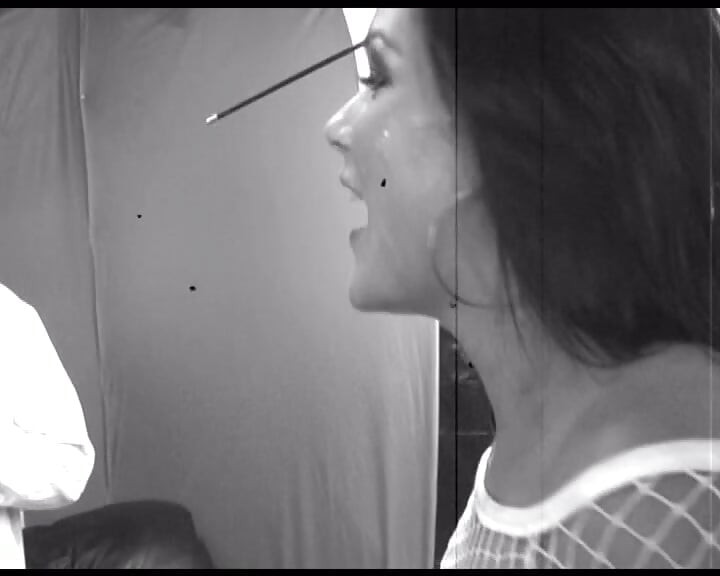 フィッシュネット姿の誘惑的な黒髪美女がバックステージでチンポをしゃぶり、マンコを舐め回す