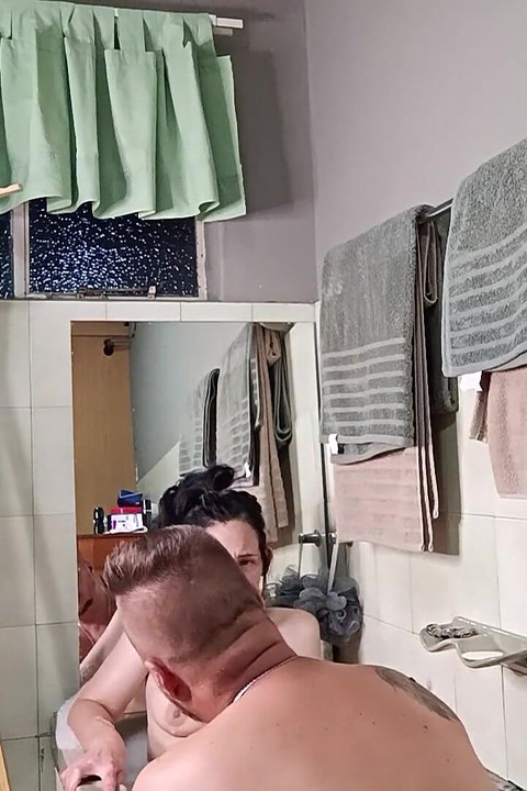 セックス満ちのバスルームセックス、彼に中に射精してほしかった