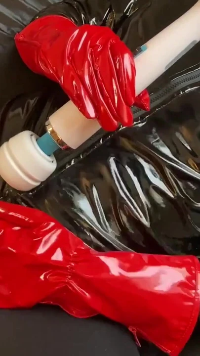 רגע בלתי נשכח מתוך "טייץ ומגפי קרסול אדומים אוננות"