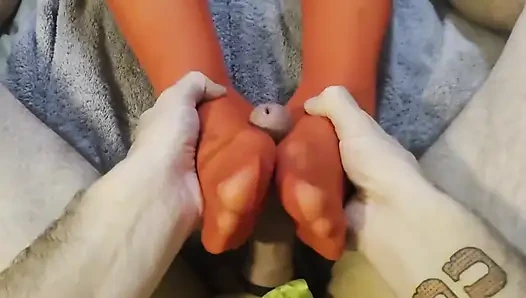 Latin orta yaşlı seksi kadın kırmızı çoraplı ayaklarına boşalana kadar sakso çekiyor ve ayakla muamele çekiyor