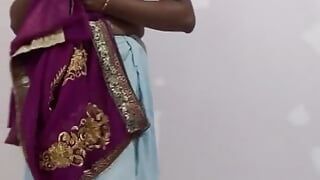Gunjan sari giyiyor