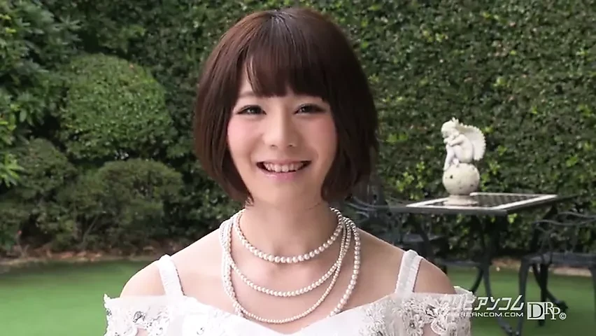 ドレスを着た巨乳アジア人宮崎愛莉