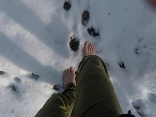 雪の中で裸足で歩く